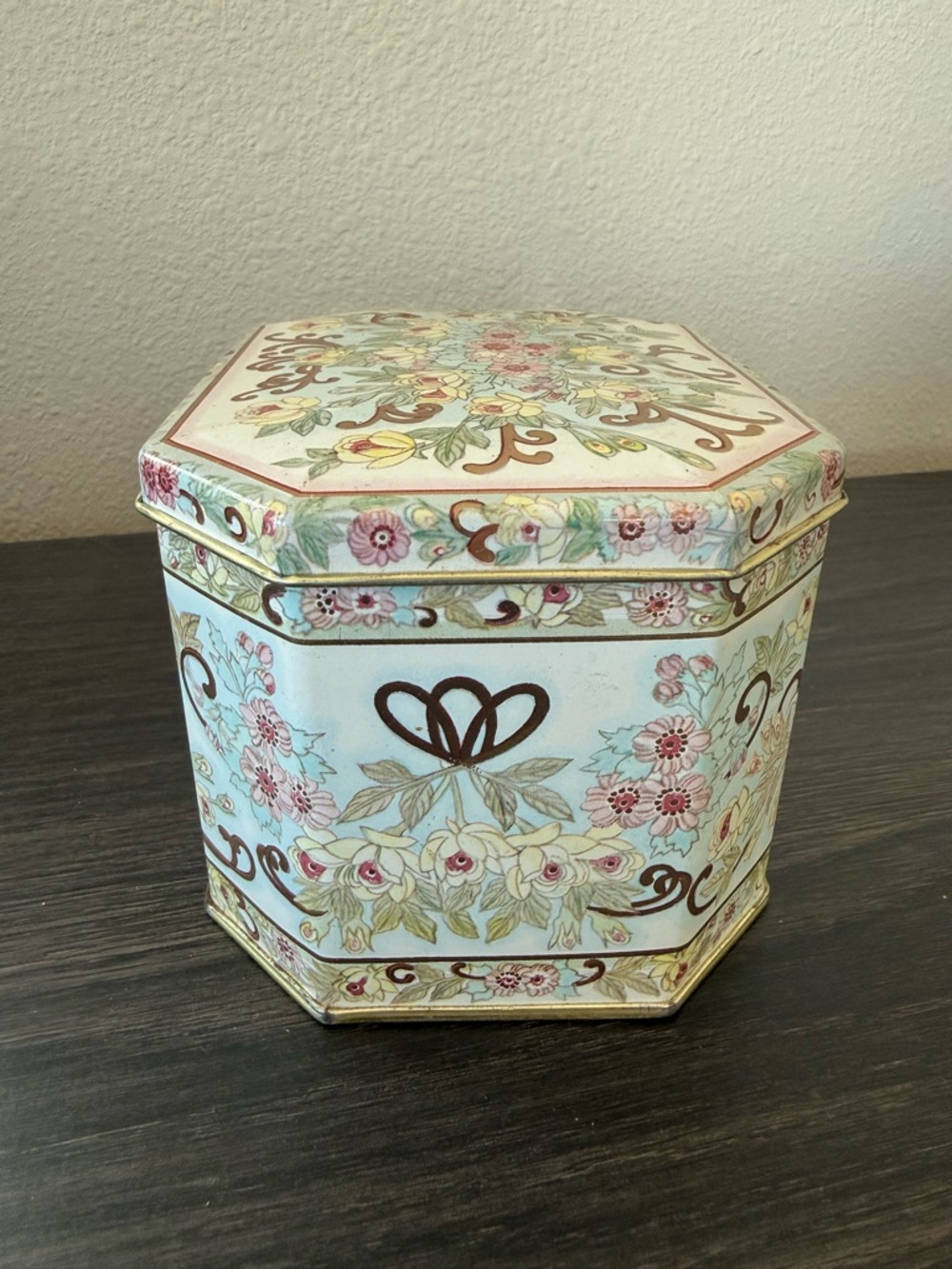 Vintage Floral Meister Tin box with lid made in Brazil - Picture 2 of 9